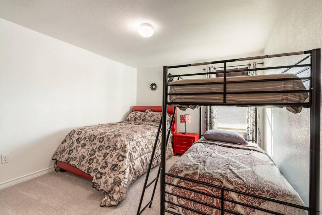 Modern 5 Bedroom with access to community pool photo 4