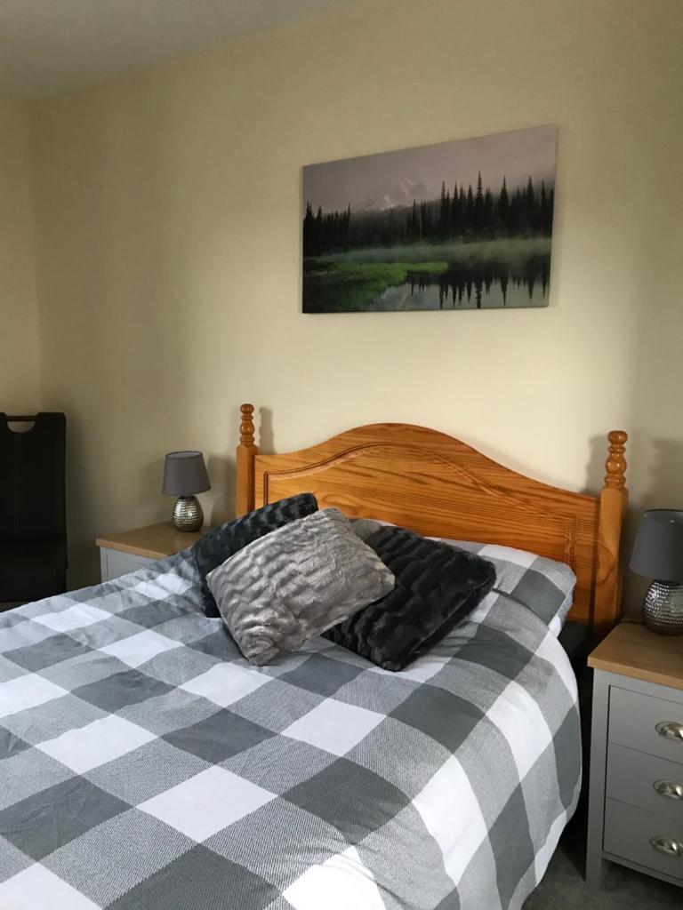 No 5 Newly refurbished 4 bedroom house - Tap to explore photos