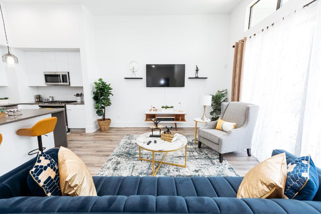 Beautifully Decorated, Modern Downtown Houston Home image