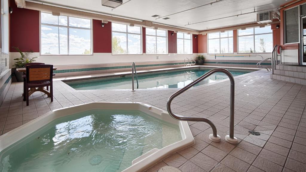 Best Western Strathmore Inn - Tap to explore photos