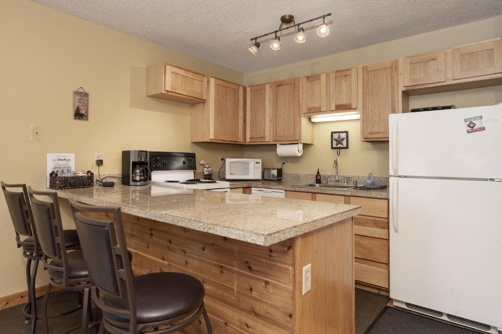 E209 Snowblaze Athletic Club Condo photo 1