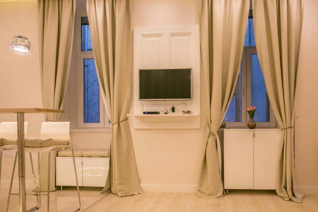PANNI Stylish two bedroom flat by Andrássy Street - Tap to explore photos