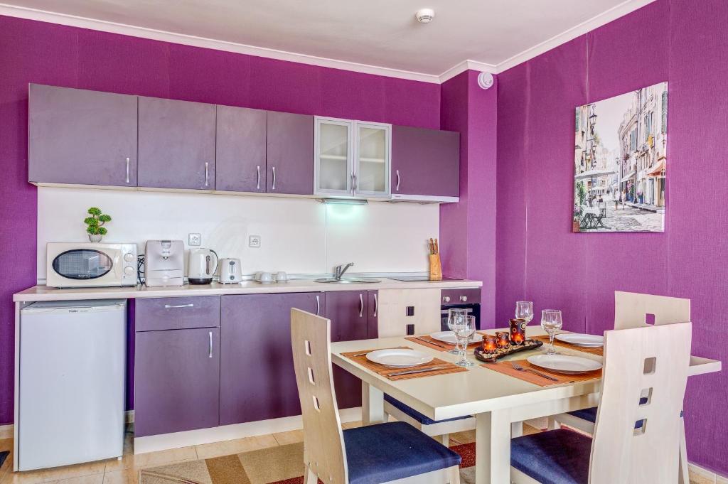 Colorful 2BD Apartment with Indoor Fireplace and Mountain View photo 1