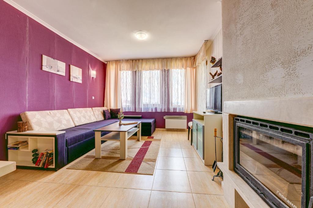 Colorful 2BD Apartment with Indoor Fireplace and Mountain View photo 2