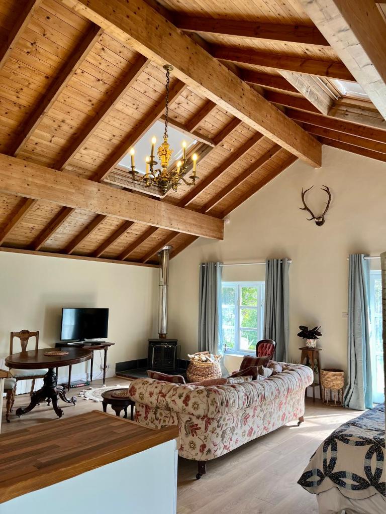 The Billiard Room - Cosy Country Retreat photo 4