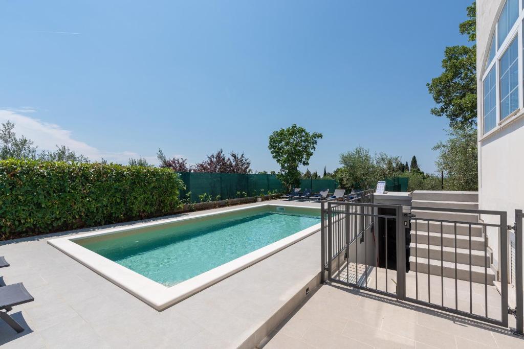Marinela Korsa with Pool photo 3