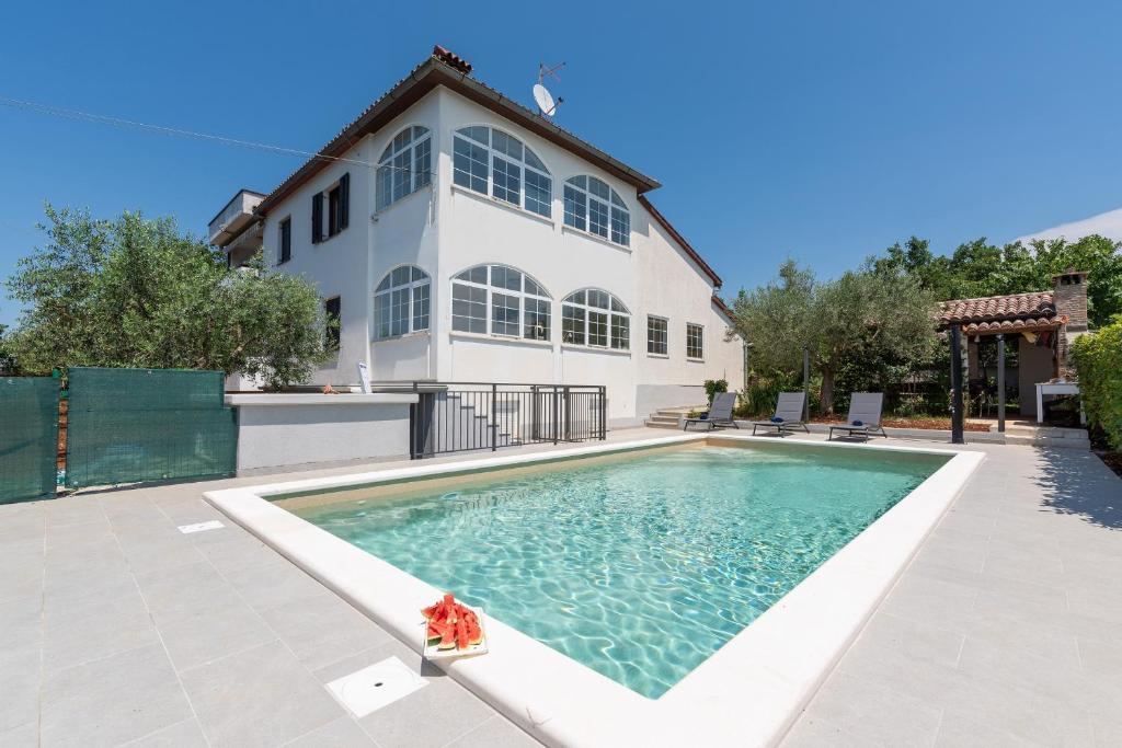 Marinela Korsa with Pool photo 1