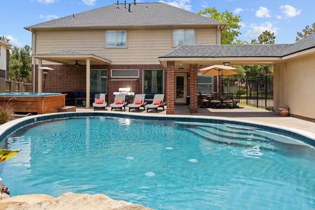 Boutique Bunkhouse Sleeps 20 Pool Hot Tub OutletMall TheatreRm EV Friendly image