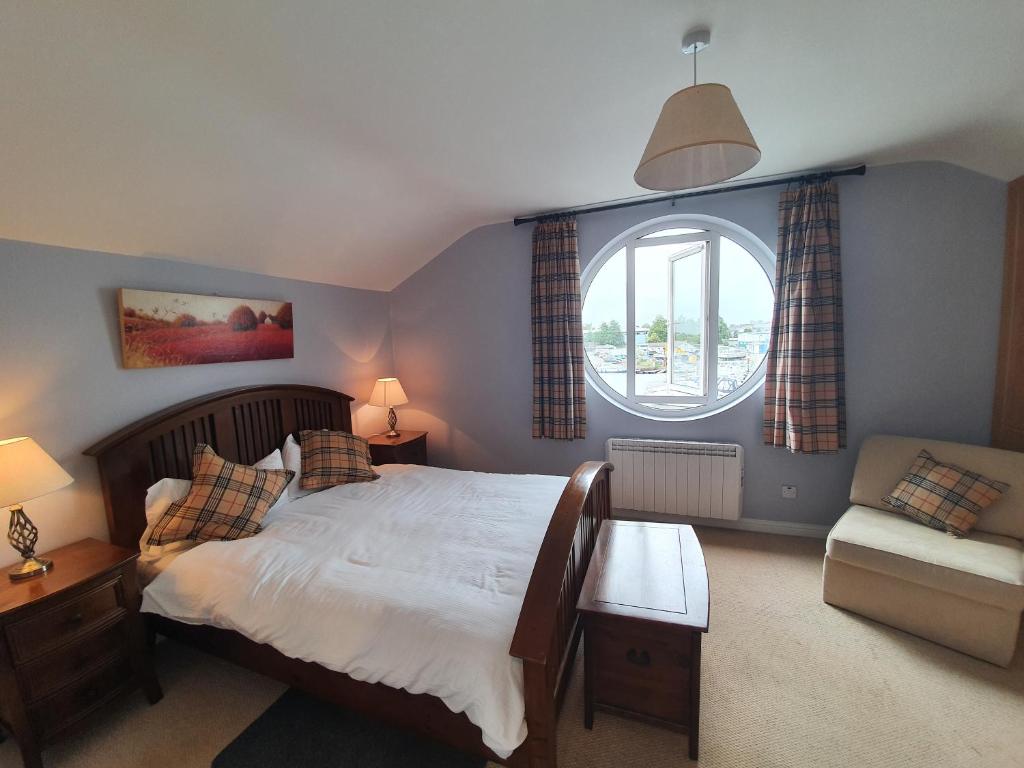 Five bedroom waterfront house photo 4