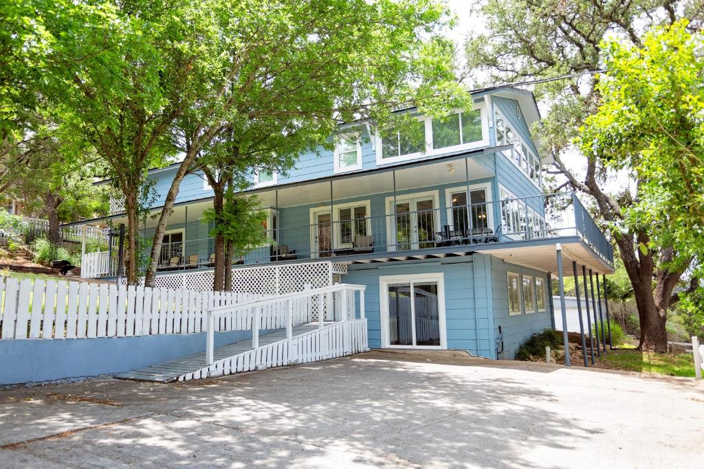 Blues Escape 4000 sqft. A few steps to Canyon Lake photo 3