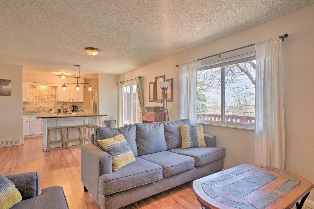 Lovely Colorado Springs Home Mtn Views and Hot Tub! photo 3
