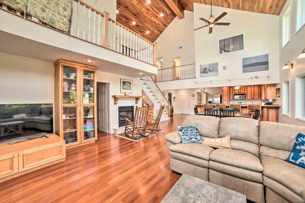 3,000 Sq Ft A-Frame Home on Kentucky Lake with Dock! photo 4