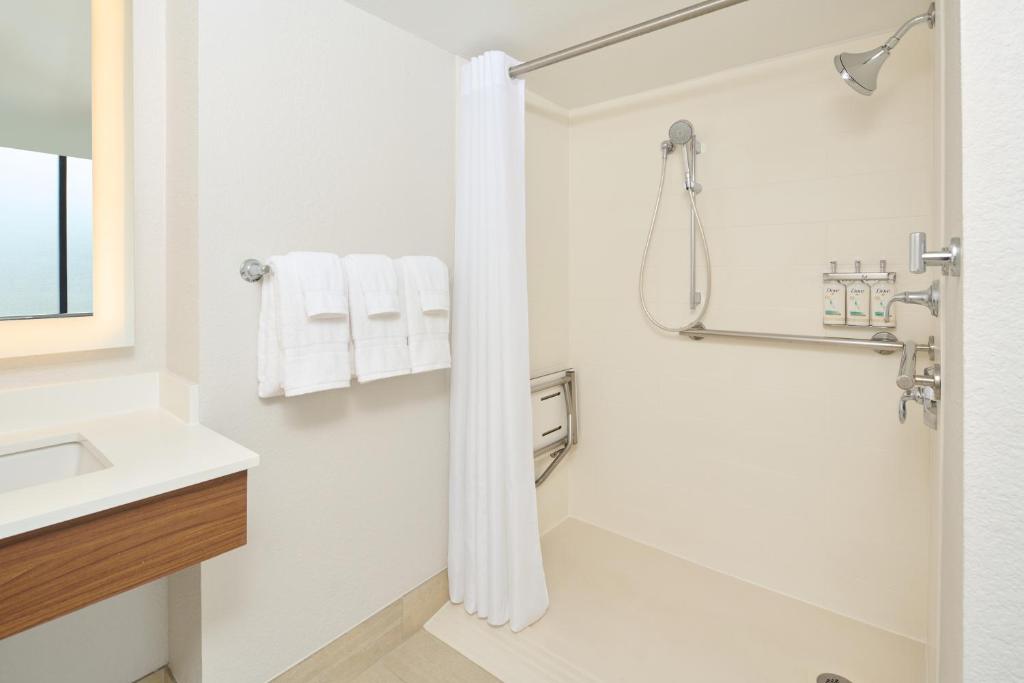 Holiday Inn Express Waikiki - Tap to explore photos