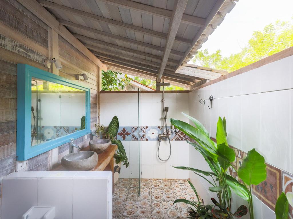 Lembo Lagoon Bungalows - Tap to explore photos