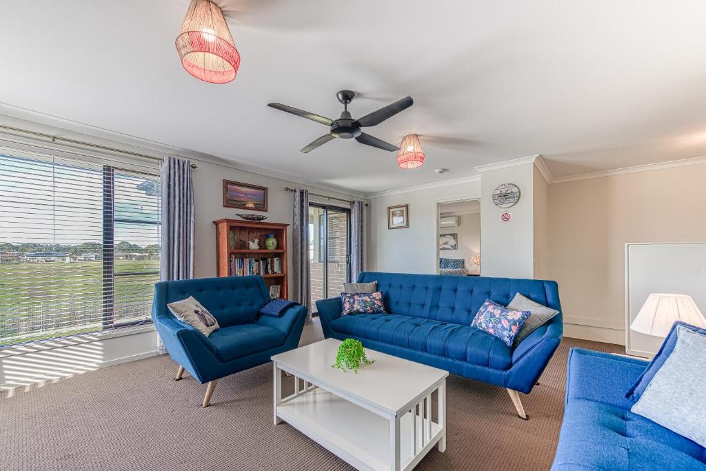 Seabreeze Haven -Wifi, Netflix, pet friendly beach house photo 4