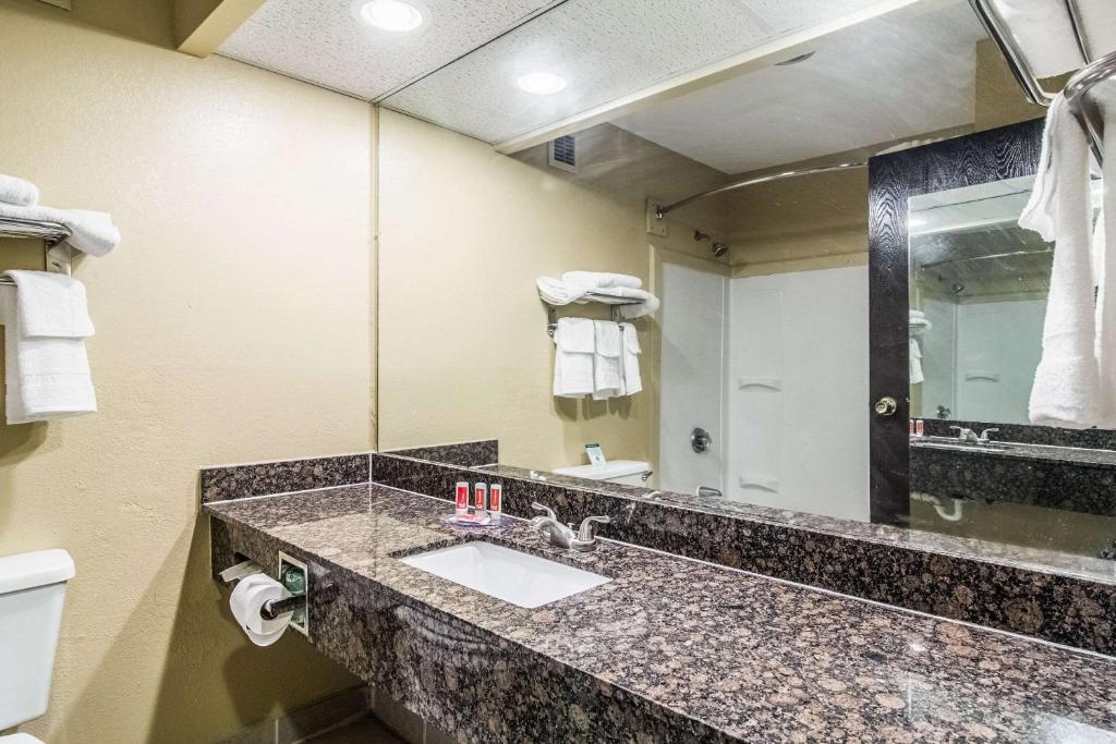 Econo Lodge Darien photo 1