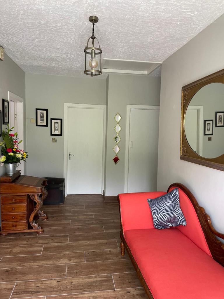 Prime location: spacious & stylish home photo 1