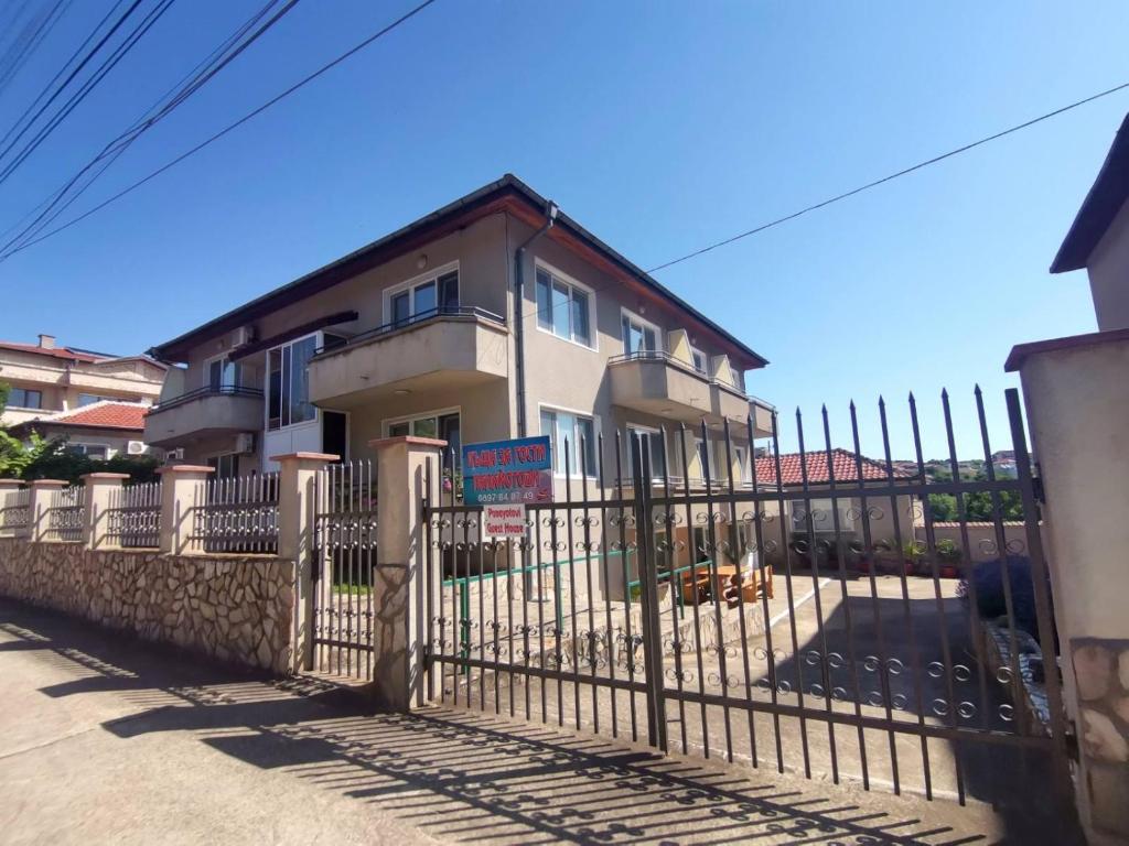 Panayotovi Guest House photo 1