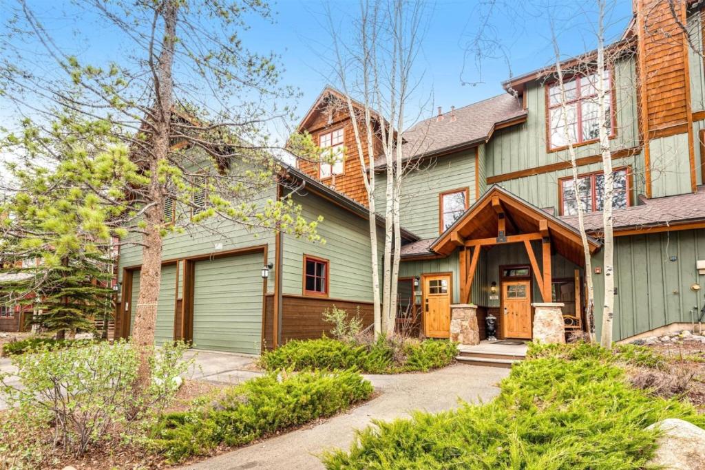 Luxury 3 Bedroom Townhouse next to Keystone Lake, Free Shuttle, Hot Tub and Sauna image