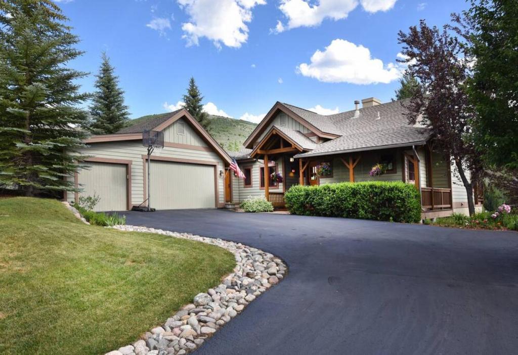 Mountainside Manor with Hot Tub photo 1