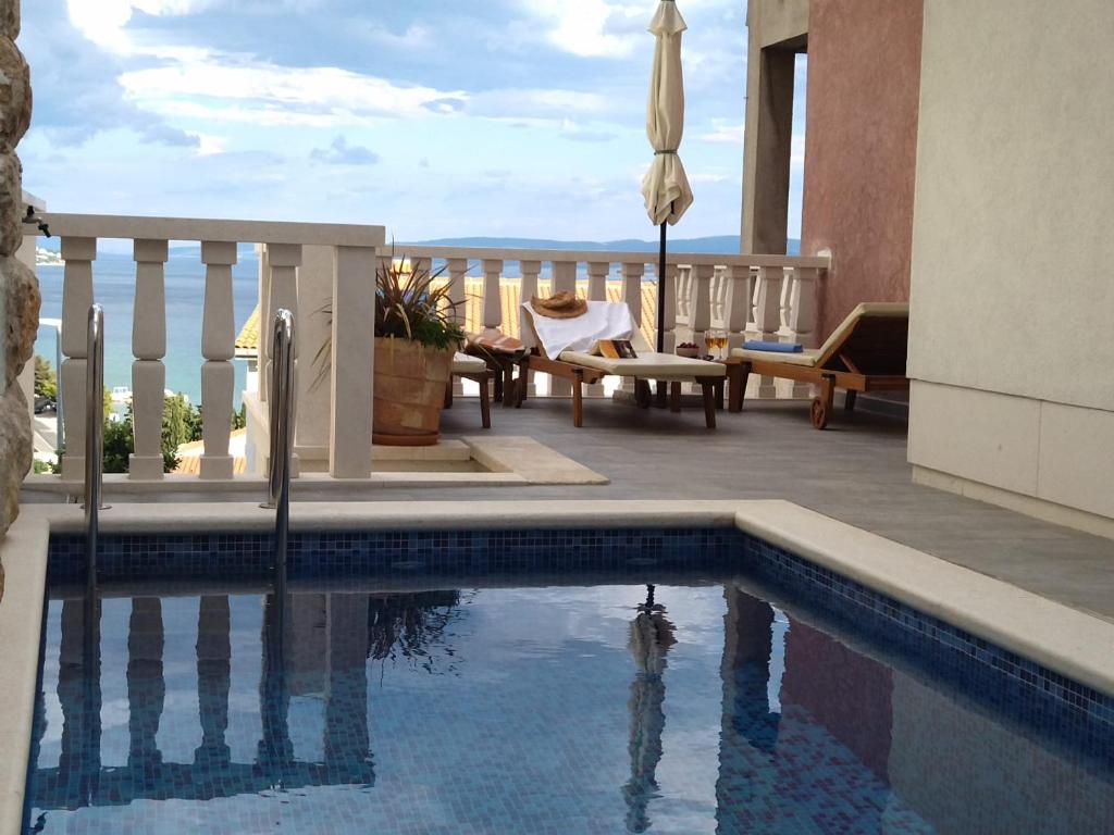 Apartment Valentina - private pool,200m from beach photo 2