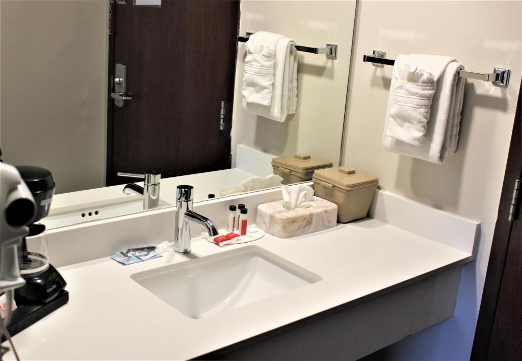 Super 8 by Wyndham Fox Creek photo 3