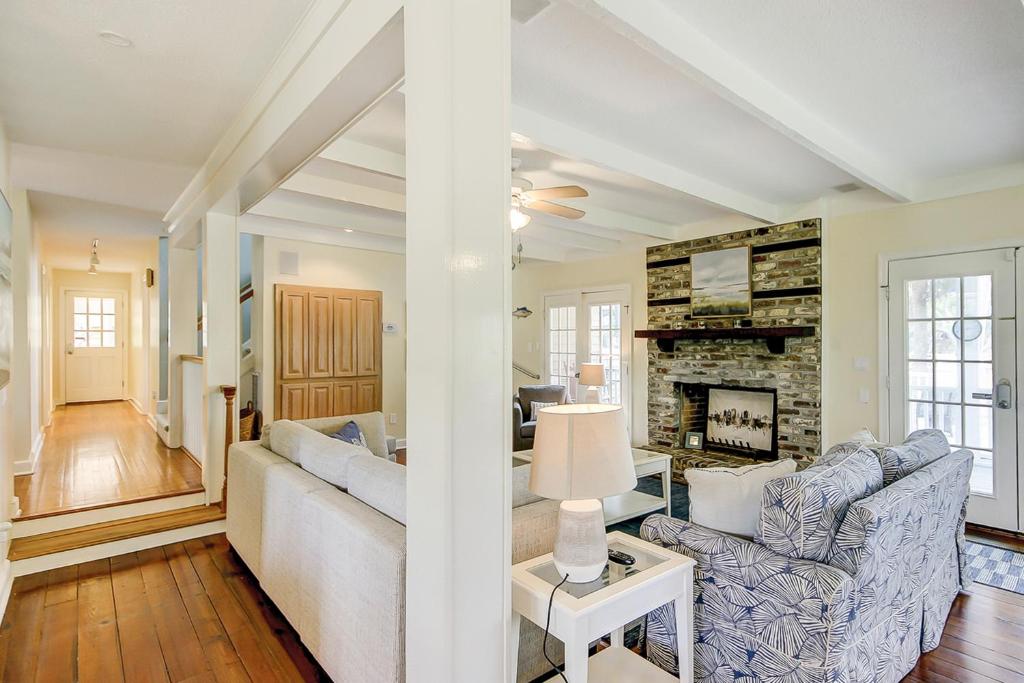 Under The Oaks - Island Living At Its Best photo 1