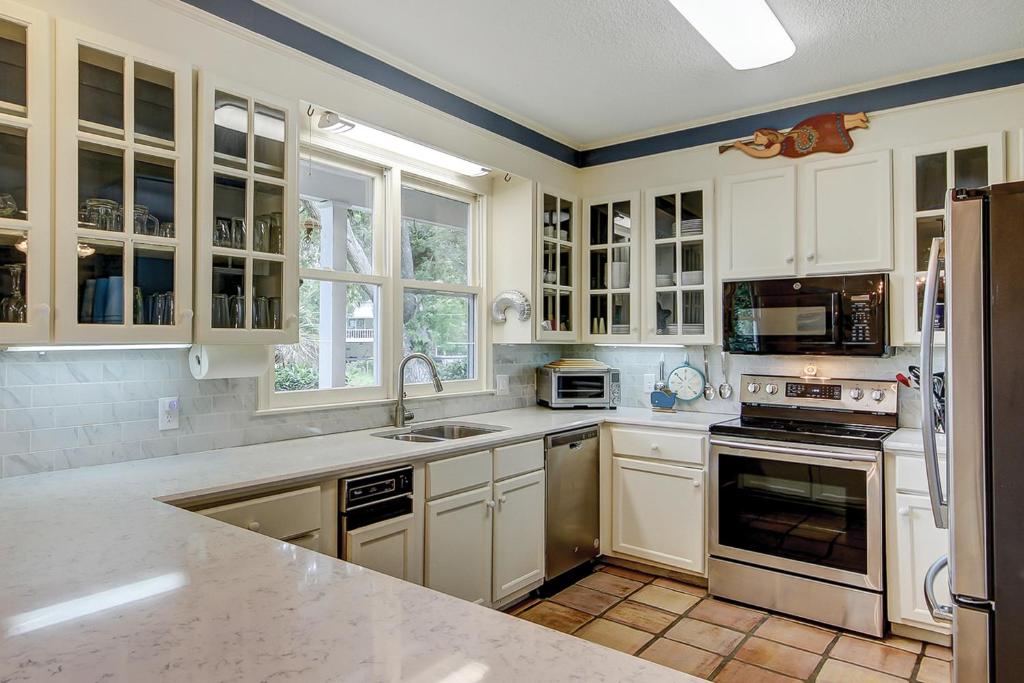 Under The Oaks - Island Living At Its Best photo 3
