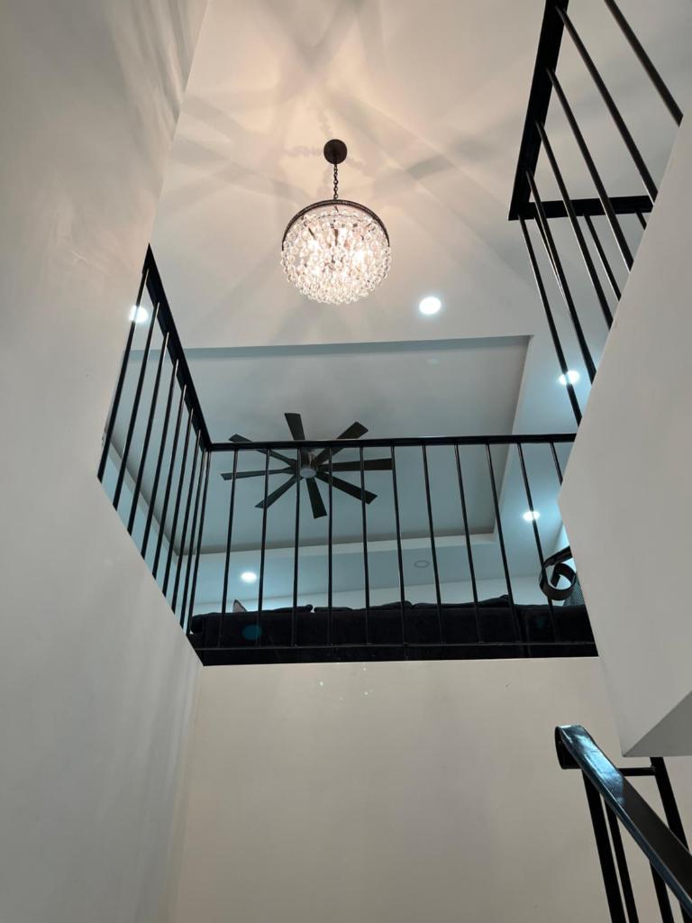 Beachfront 4 BR Penthouse - Pool Steps to Beach & Mins to Downtown photo 4