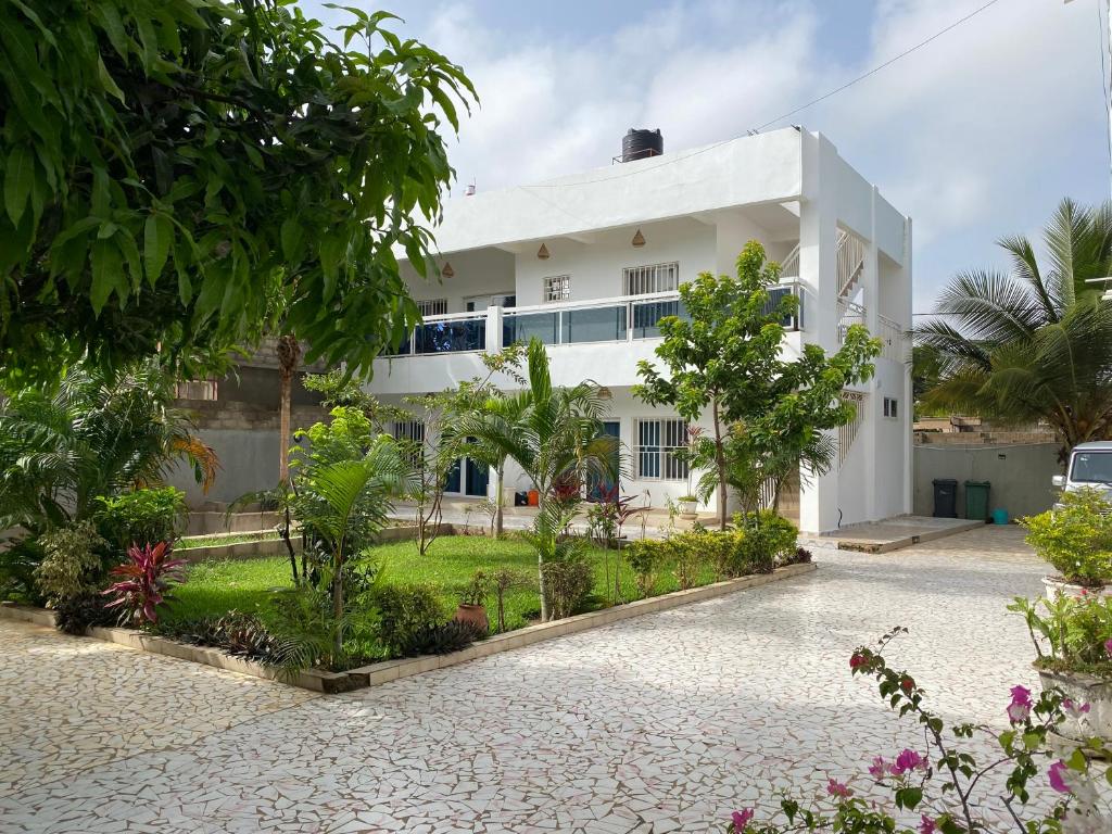 Queen Zee Garden Apartments photo 4