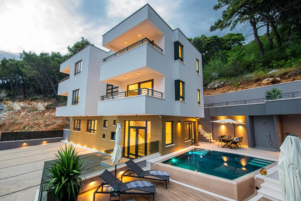 SunnySide luxury suites with free parking and swimming pool