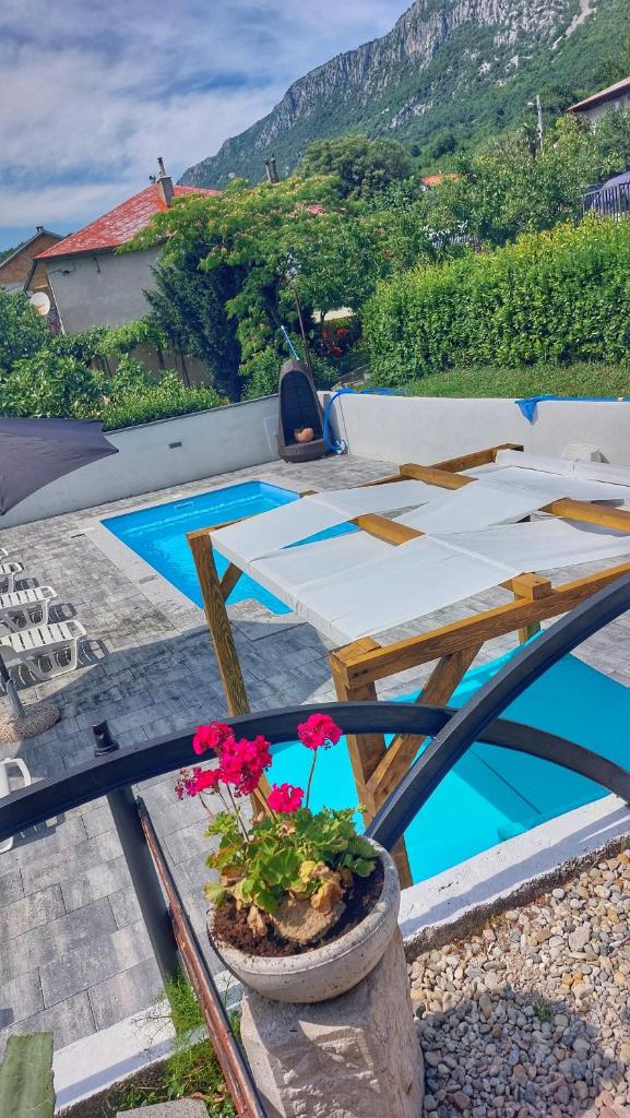 AS Apartments with swimming pool and a large yard