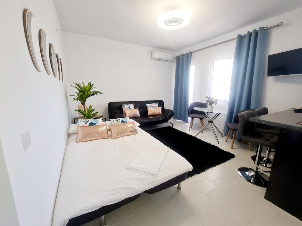 Precioso apartamento con piscinas y vistas al mar. photo 1