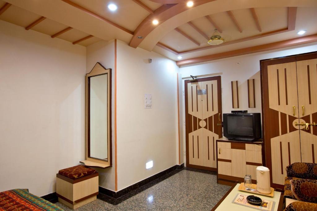 Двухместный (Улучшенный двухместный номер с 1 кроватью), Hotel Kalyan