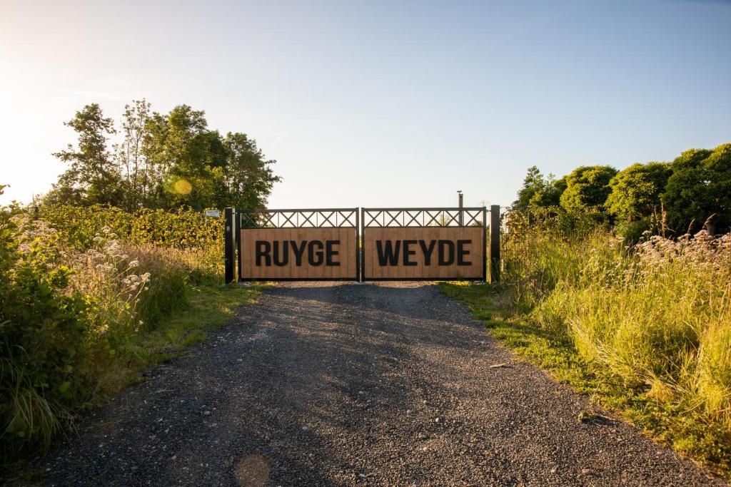 Ruyge Weyde Logies - The Farmers Daughter photo 4