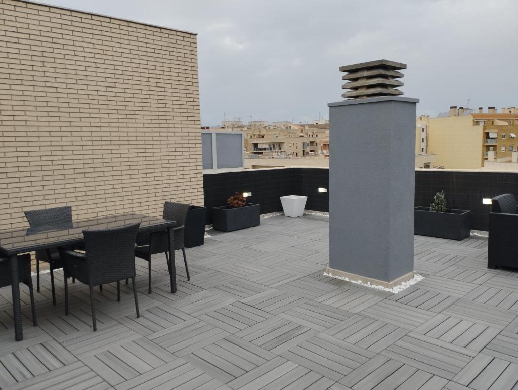 Atico con hidromasaje, terraza y piscina en EbreHogar - Tap to explore photos