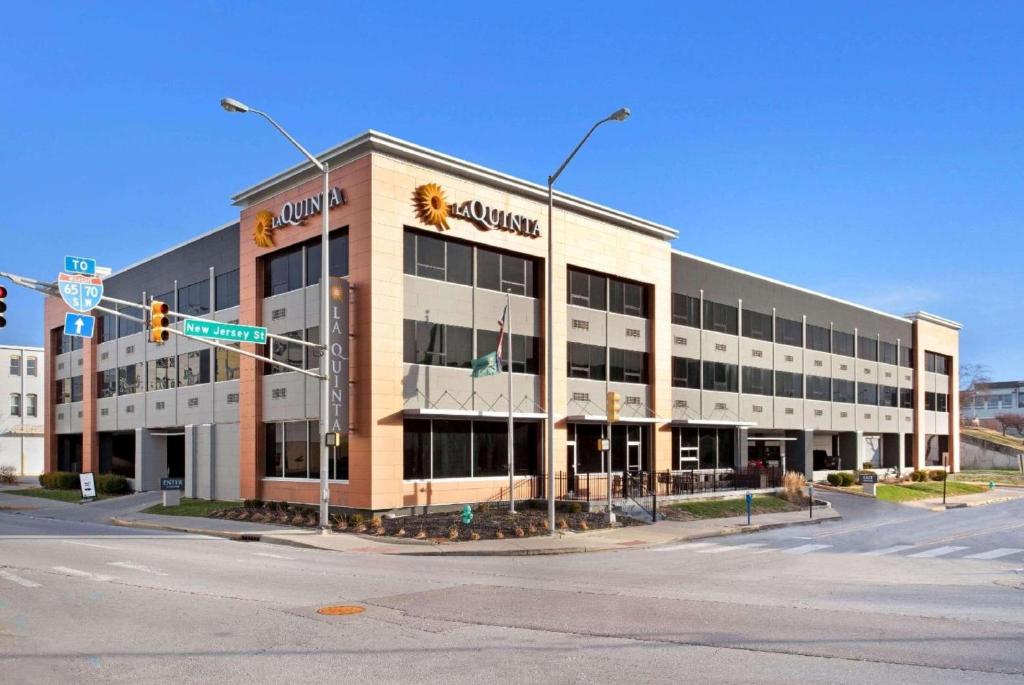La Quinta Inn & Suites by Wyndham Indianapolis Downtown image