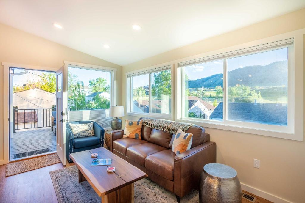 Modern Golden Cottage with Incredible Mountain View! photo 3