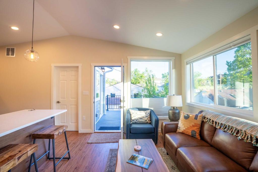 Modern Golden Cottage with Incredible Mountain View! photo 4
