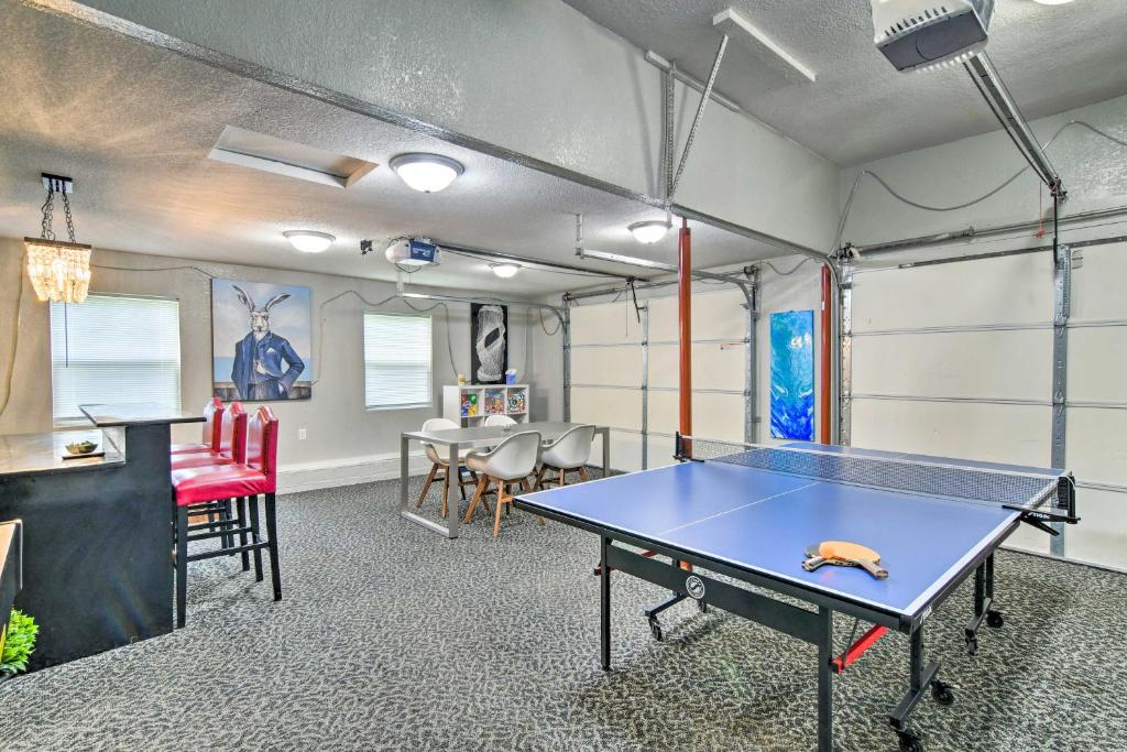Urbandale Oasis Game Room, Patio, Grill and More! photo 1