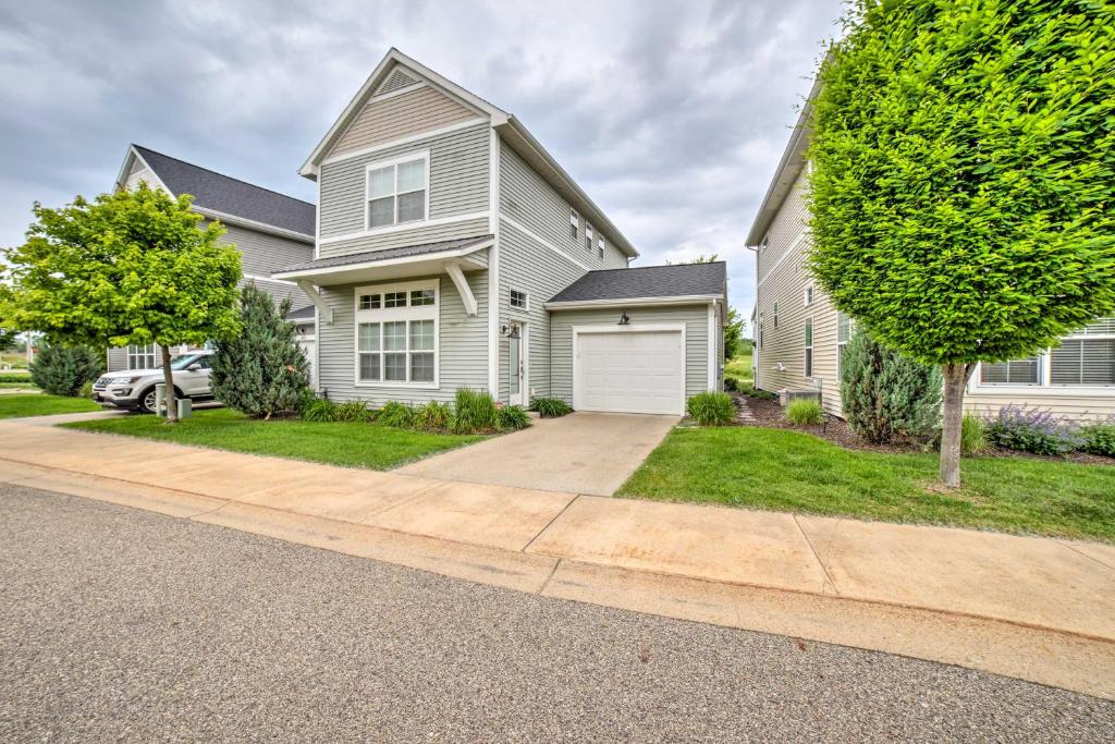 Benton Harbor Townhome with Golf Course View! photo 2