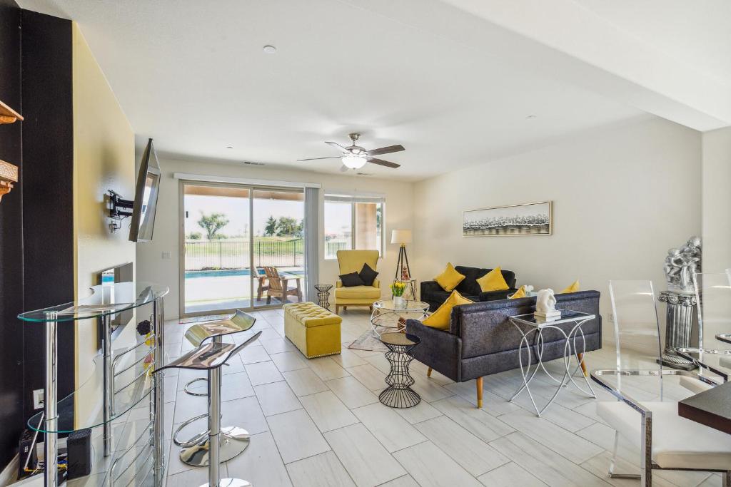 Luxury Oasis, Stunning View, Private Pool, BBQ, Firepit, Gated, Walk to Music Festival photo 4