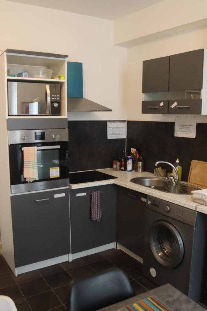 Chambres Poitiers Centre Ville - Salle de Bain, Refrigerateur, TV et machine a cafe privatifs - Cuis - 화장실