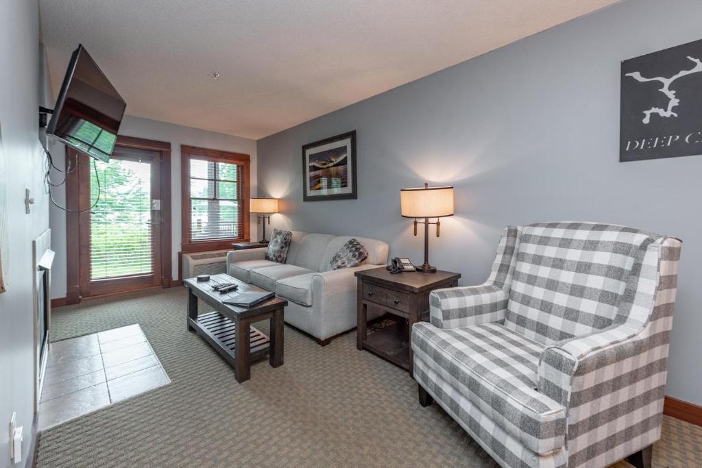 B104 One Bedroom Lake View image