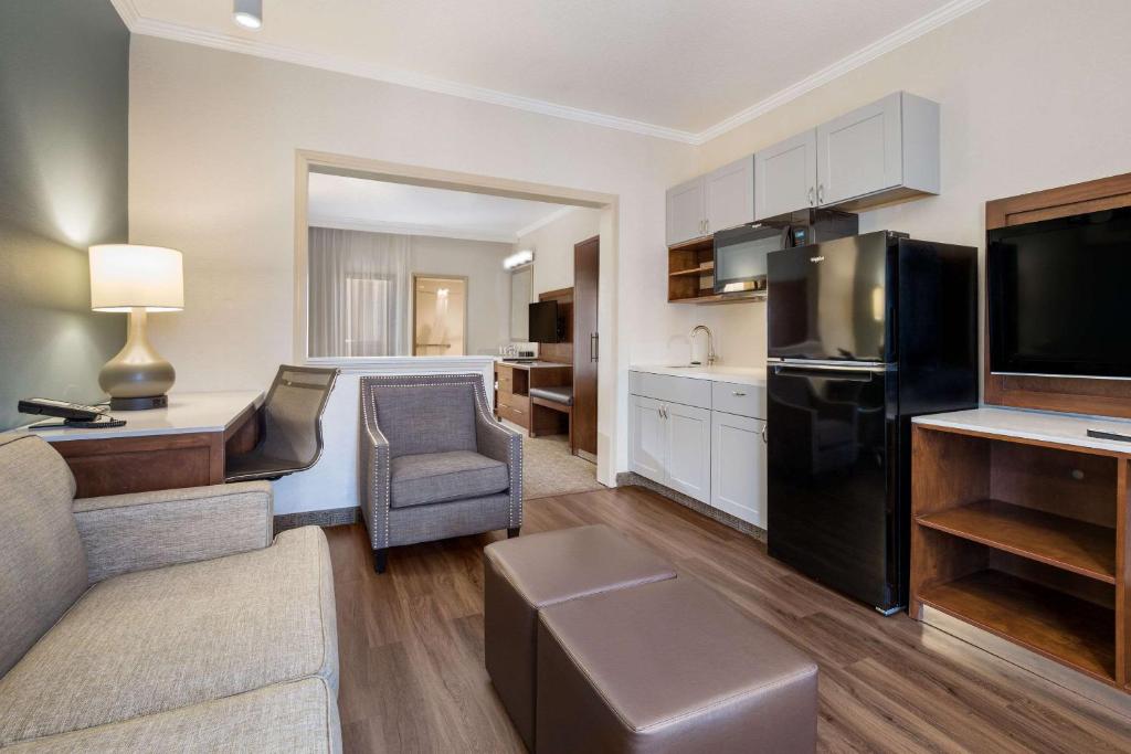MainStay Suites John Wayne Airport by Choice Hotels image