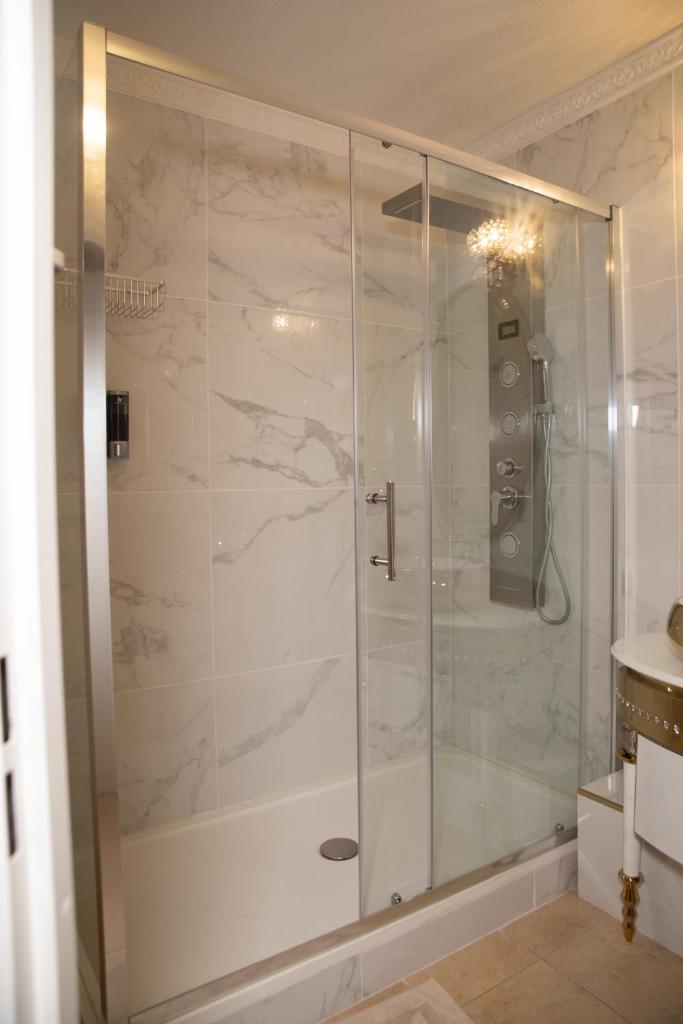 Le Petit Versailles - Thumbnail image