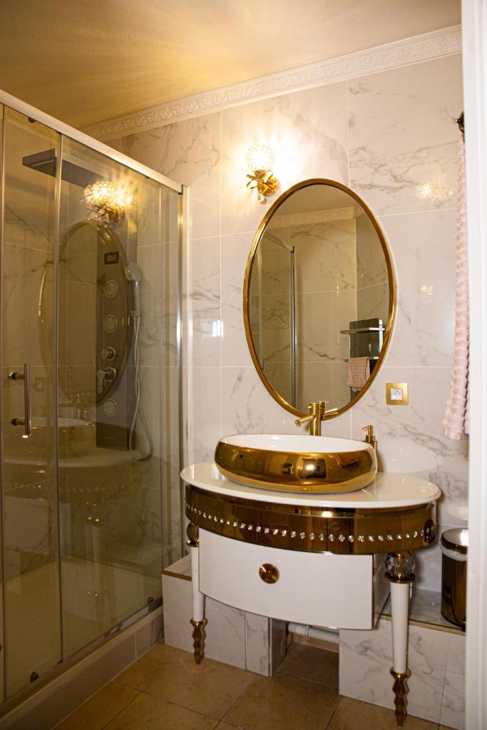 Le Petit Versailles - Thumbnail image