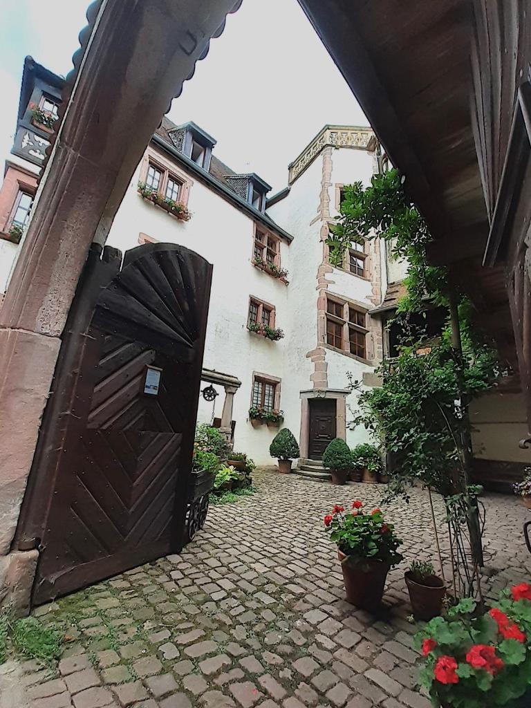 ADRIHOF à Riquewihr, Cour de l'Abbaye d'Autrey photo 2