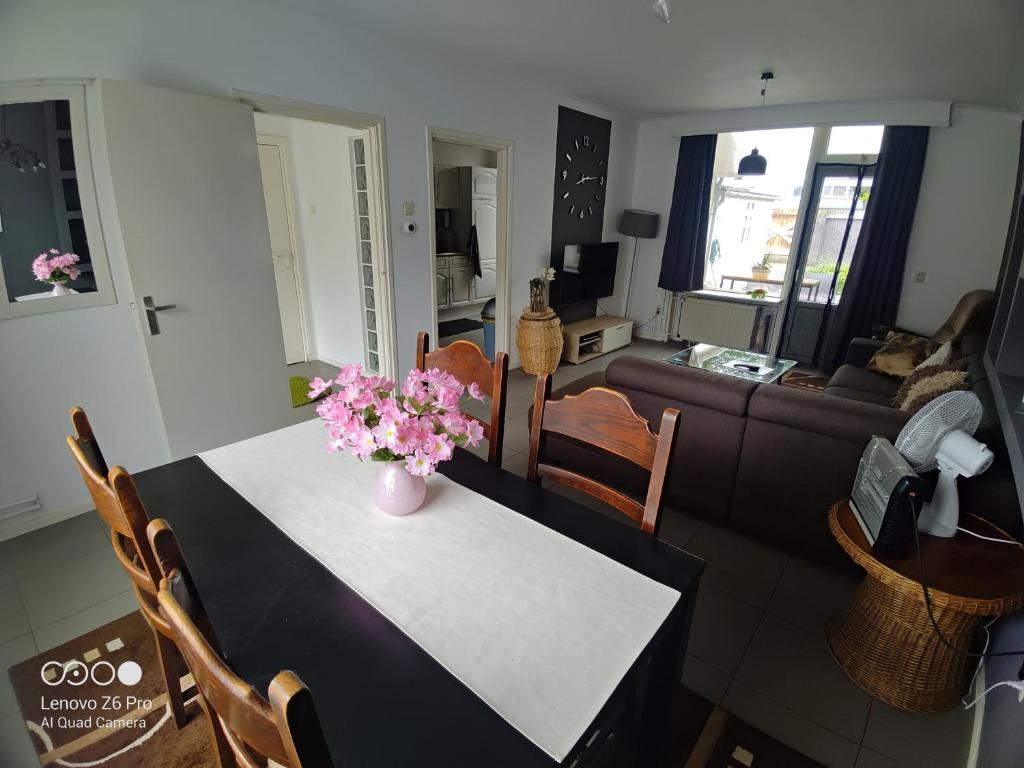 Entire house in Weert photo 1