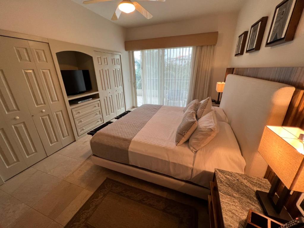Beachfront 2 bedroom Condo in Playa Royale Resort, Nuevo Vallarta photo 4